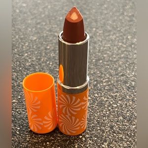 CLINIQUE Dramatically Different Lipstick in Canoodle
